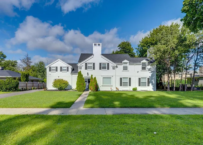 Luxurious Detroit Home - Walk To Golf And Park!